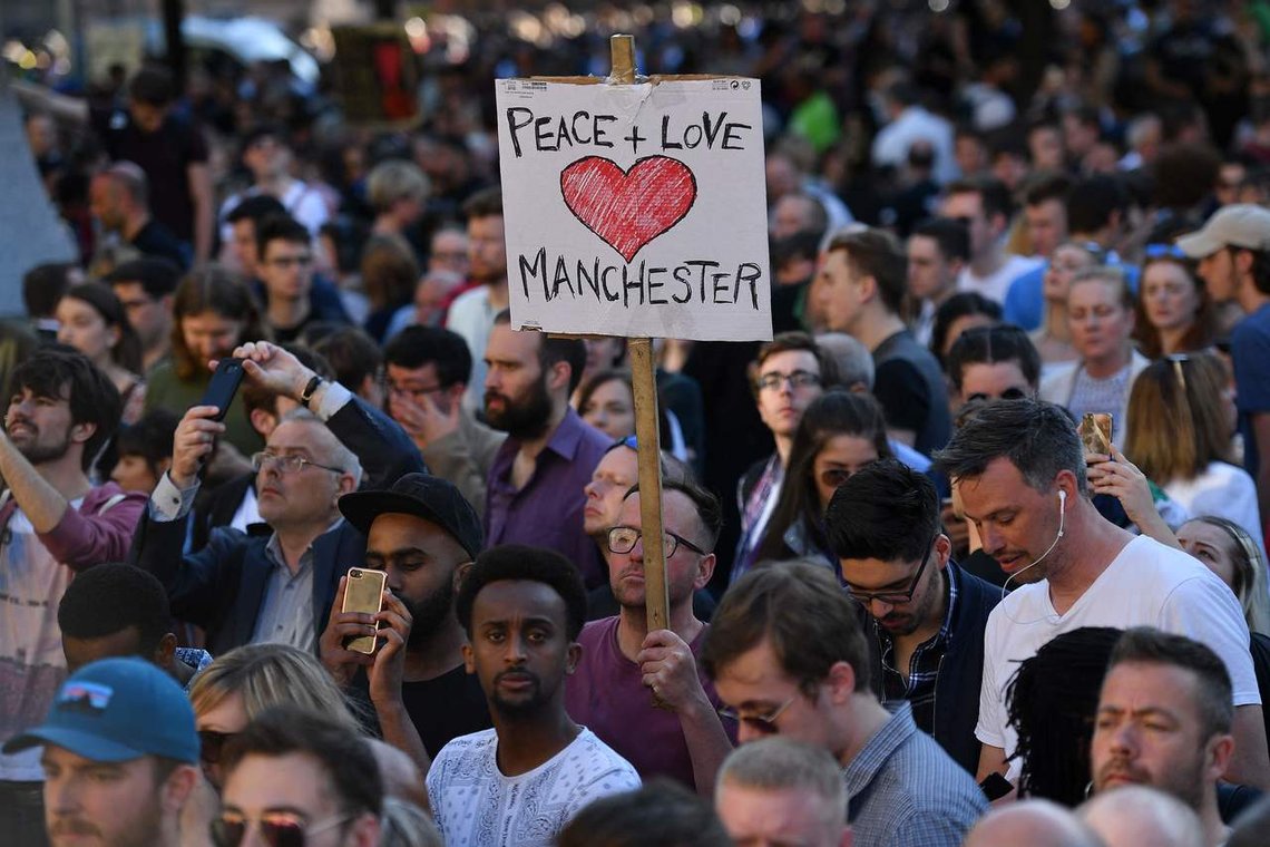 En sivilisasjon som ser sine barn bli sprengt i filler, og reagerer med "peace and love", er en sivilisasjon som nærmer seg undergangen. Foto: Ben STANSALL / AFP/ NTB En sivilisasjon som ser sine barn bli sprengt i filler, og reagerer med "peace and love", er en sivilisasjon som nærmer seg undergangen. Foto: Ben STANSALL / AFP/ NTB