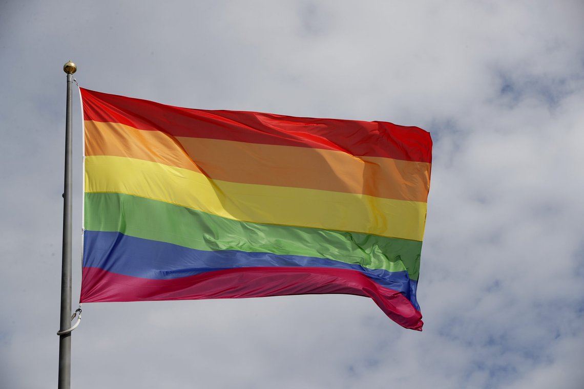 Oslo 20170629.
Regnbueflagget heises på Rådhusplassen torsdag i forbindelse med at Oslo kommune markerer Oslo Pride 2017.
Foto: Lise Åserud / NTB Oslo 20170629.
Regnbueflagget heises på Rådhusplassen torsdag i forbindelse med at Oslo kommune markerer Oslo Pride 2017.
Foto: Lise Åserud / NTB