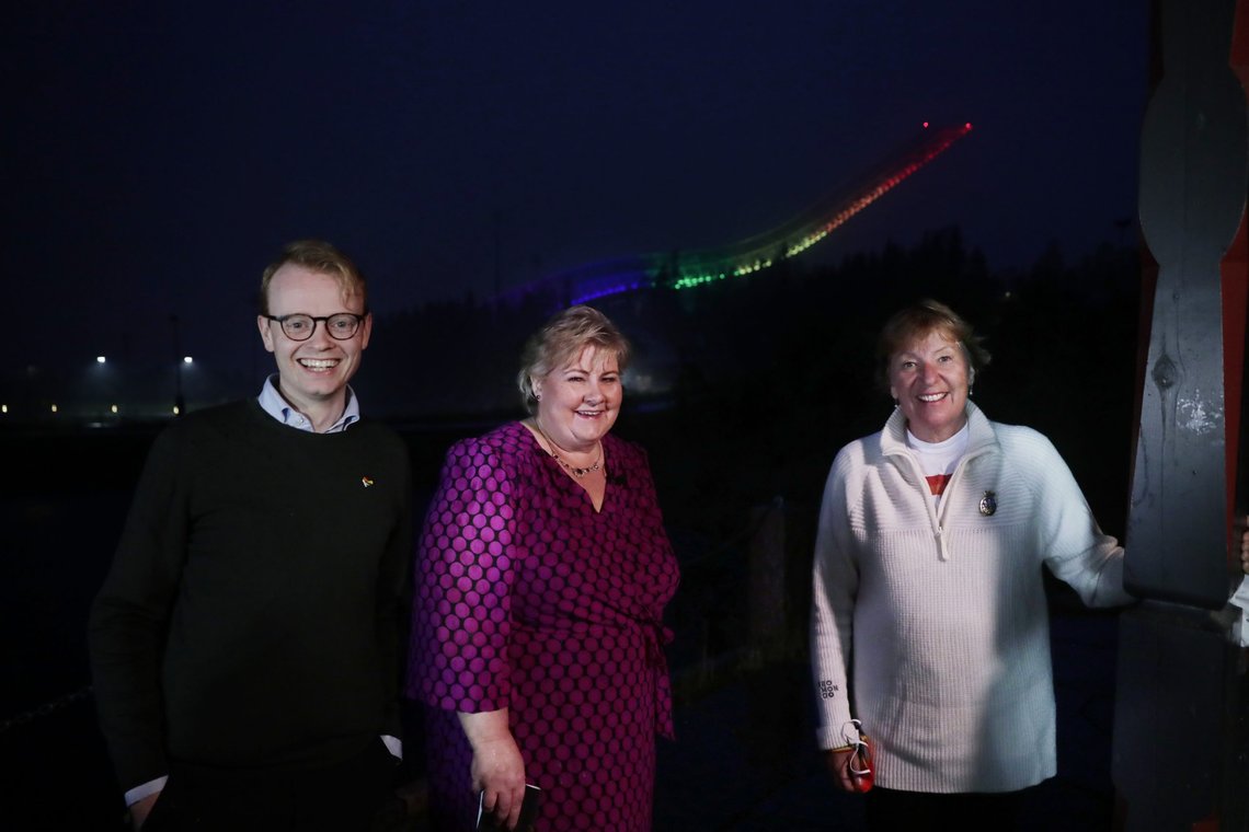 Det er ingen tvil om at Erna legger stor vekt på Pride. Hun var oppe ved midnatt for å markere åpningen av Pride i Oslo. Men gir det stemmer? Eller synes folk det blir for mye? OSLO 20210618.
Styreleder i Oslo Pride Fredrik Dreyer (t.v.), statsminister Erna Solberg og Oslos ordfører Marianne Borgen deltar i åpningen av Pride 2021.
der Holmenkollbakken lyses opp i regnbuefarger.
Foto: Berit Roald / NTB Det er ingen tvil om at Erna legger stor vekt på Pride. Hun var oppe ved midnatt for å markere åpningen av Pride i Oslo. Men gir det stemmer? Eller synes folk det blir for mye? OSLO 20210618.
Styreleder i Oslo Pride Fredrik Dreyer (t.v.), statsminister Erna Solberg og Oslos ordfører Marianne Borgen deltar i åpningen av Pride 2021.
der Holmenkollbakken lyses opp i regnbuefarger.
Foto: Berit Roald / NTB