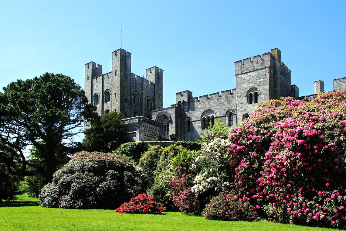 Penrhyn Castle i Nord-Wales - bygget med penger fra sukkerplantasje og dermed "svartelistet". Penrhyn Castle i Nord-Wales - bygget med penger fra sukkerplantasje og dermed "svartelistet".