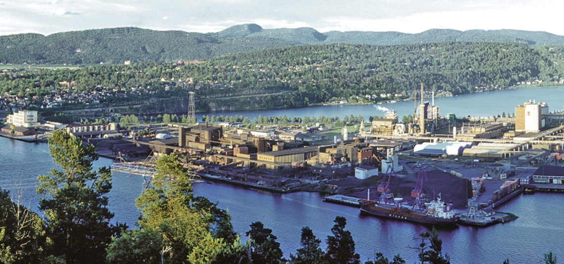 Eramets anlegg på Herøya utenfor Porsgrunn slipper årlig ut ovnsgass tilsvarende utslipp fra 114.000 bensindrevne biler. Utslippene har pågått siden 2019. Gassen kunne blitt benyttet til termisk energi hos naboene på Herøya, gjødselprodusenten Yara, men uenighet om pris gjør at utslippene nok vil fortsette et par år til. Foto: Eramet Eramets anlegg på Herøya utenfor Porsgrunn slipper årlig ut ovnsgass tilsvarende utslipp fra 114.000 bensindrevne biler. Utslippene har pågått siden 2019. Gassen kunne blitt benyttet til termisk energi hos naboene på Herøya, gjødselprodusenten Yara, men uenighet om pris gjør at utslippene nok vil fortsette et par år til. Foto: Eramet