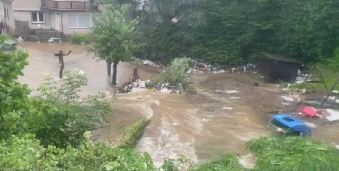 Mer enn 30 mennesker er savnet etter at flom fikk flere bygninger til å kollapse i den tyske byen Schuld, vest for Frankfurt. Skjermdump: Bild Mer enn 30 mennesker er savnet etter at flom fikk flere bygninger til å kollapse i den tyske byen Schuld, vest for Frankfurt. Skjermdump: Bild