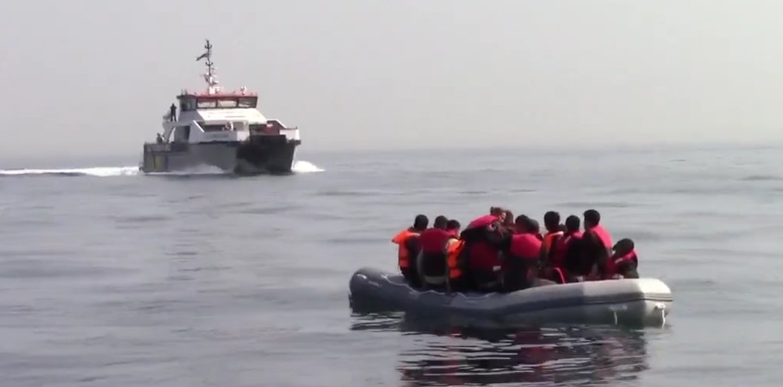I juli vakte det skarpe reaksjoner i England etter at et skip fra den franske marinen eskorterte migranter på vei over den engelske kanal fra Frankrike. Nå sier britiske regjeringskilder til BBC at Frankrike har mistet kontrollen med migrantstrømmen. Skjermdump: Twitter I juli vakte det skarpe reaksjoner i England etter at et skip fra den franske marinen eskorterte migranter på vei over den engelske kanal fra Frankrike. Nå sier britiske regjeringskilder til BBC at Frankrike har mistet kontrollen med migrantstrømmen. Skjermdump: Twitter