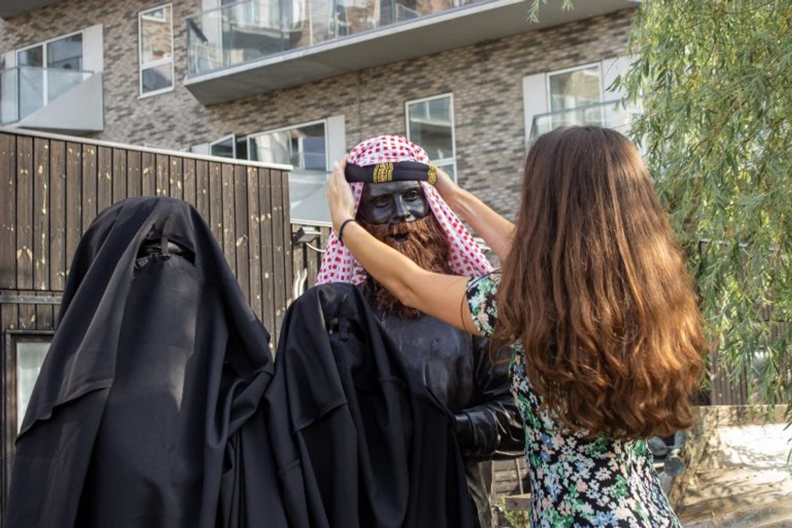 En ung patriot "pynter" statuen "En rigtig dansk familie" for å fremstille hvordan en slik familie vil se ut i 2060. Foto: GI Danmark En ung patriot "pynter" statuen "En rigtig dansk familie" for å fremstille hvordan en slik familie vil se ut i 2060. Foto: GI Danmark