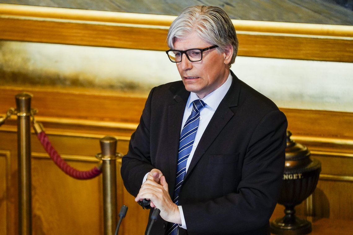 Ola Elvestuen (V) reagerer på at politidirektør Benedicte Bjørnland fikk lese deler av rapporten om rusreformen før den ble offentliggjort. Han vil ha en gransking av politiet. Foto: Torstein Bøe / NTB Ola Elvestuen (V) reagerer på at politidirektør Benedicte Bjørnland fikk lese deler av rapporten om rusreformen før den ble offentliggjort. Han vil ha en gransking av politiet. Foto: Torstein Bøe / NTB