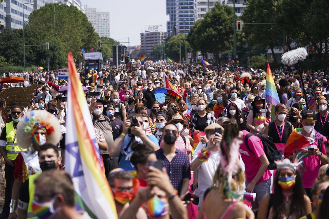 Tyskland vurderer å gjeninnføre strenge smitteverntiltak for alle som ikke er vaksinert mot koronaviruset. Dette bildet er fra pride-paraden i Berlin lørdag, der tusenvis deltok. Foto: DPA / AP / NTB Tyskland vurderer å gjeninnføre strenge smitteverntiltak for alle som ikke er vaksinert mot koronaviruset. Dette bildet er fra pride-paraden i Berlin lørdag, der tusenvis deltok. Foto: DPA / AP / NTB