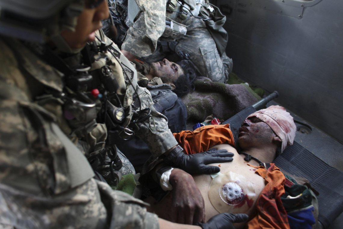 Sanitetsavdelingen til US Marines behandler sårede Talibankrigere i Helmand-provinsen 13. februar 2010. Nå har regjeringshæren overlatt de områdene amerikanerne betalte for med sitt blod. Injured Taliban fighters receive medical treatment after they were captured, aboard a Black hawk helicopter on a medevac mission, U.S. Army flight medic Sgt. Michael G. Patangan, left, from Houston, Texas, with Charlie Company, Task Force Talon, as they try to keep the fighters alive after a firefight, according to the Marines on the ground, airborne over Marjah, Helmand province, southern Afghanistan, Saturday Feb. 13, 2010. U.S. Army Task Force Pegasus aero-medical crews are are supporting U.S. Marines who are taking the Taliban-held town of Marjah in a major offensive to break the extremists' grip over a their southern heartland and re-establish government control. (AP Photo/Brennan Linsley/NTB Sanitetsavdelingen til US Marines behandler sårede Talibankrigere i Helmand-provinsen 13. februar 2010. Nå har regjeringshæren overlatt de områdene amerikanerne betalte for med sitt blod. Injured Taliban fighters receive medical treatment after they were captured, aboard a Black hawk helicopter on a medevac mission, U.S. Army flight medic Sgt. Michael G. Patangan, left, from Houston, Texas, with Charlie Company, Task Force Talon, as they try to keep the fighters alive after a firefight, according to the Marines on the ground, airborne over Marjah, Helmand province, southern Afghanistan, Saturday Feb. 13, 2010. U.S. Army Task Force Pegasus aero-medical crews are are supporting U.S. Marines who are taking the Taliban-held town of Marjah in a major offensive to break the extremists' grip over a their southern heartland and re-establish government control. (AP Photo/Brennan Linsley/NTB