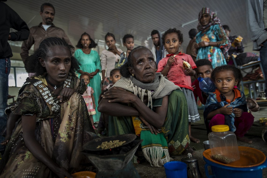 Et estimat fra amerikanske myndigheter varsler at trolig 900.000 sivile lider av hungersnød. Her sees kvinner som er fordrevet i Tigray, og som nå bor på en skole i Mekele. Mandag kunngjorde Etiopia en ensidig våpenhvile i regionen etter åtte måneder med væpnet konflikt. Foto: Ben Curtis / AP / NTB Et estimat fra amerikanske myndigheter varsler at trolig 900.000 sivile lider av hungersnød. Her sees kvinner som er fordrevet i Tigray, og som nå bor på en skole i Mekele. Mandag kunngjorde Etiopia en ensidig våpenhvile i regionen etter åtte måneder med væpnet konflikt. Foto: Ben Curtis / AP / NTB