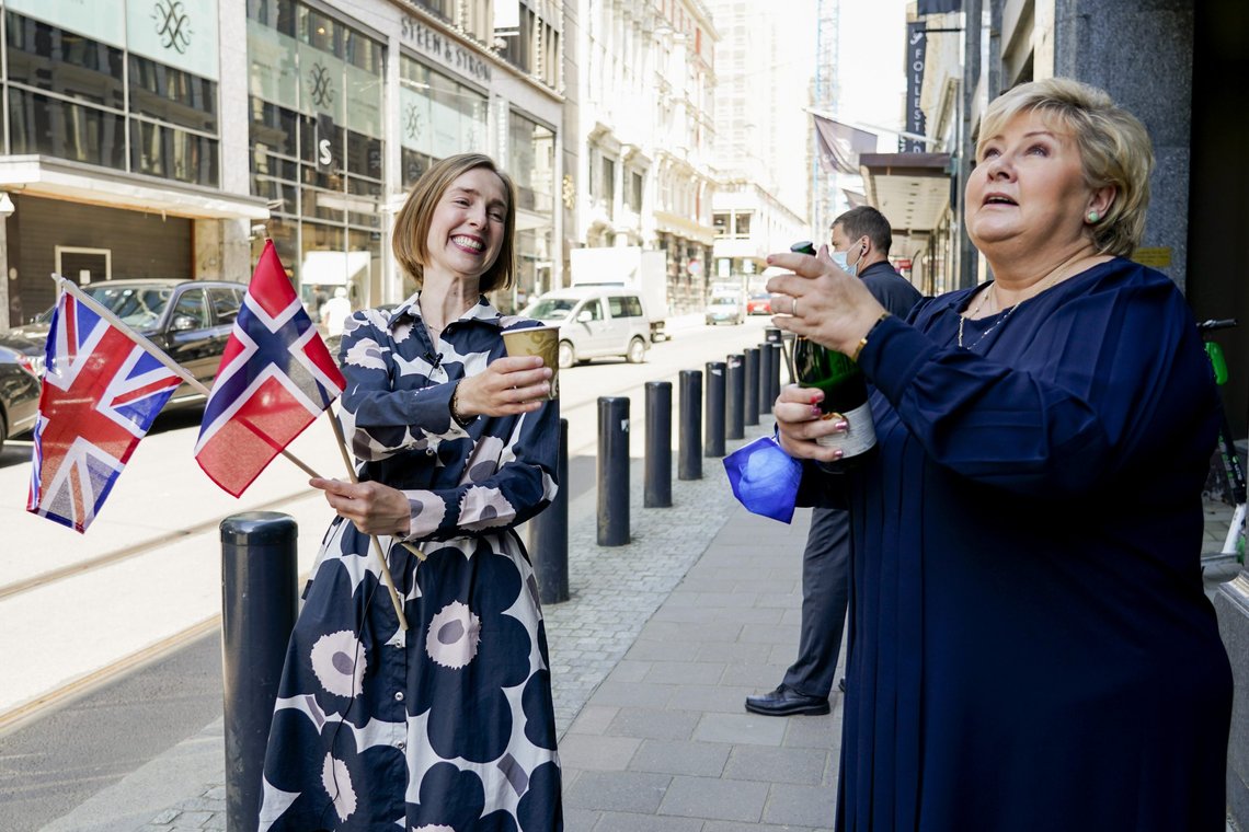 Statsminister Erna Solberg (H) og næringsminister Iselin Nybø (V) feiret med champagne da frihandelsavtalen med Storbritannia var i boks. Torsdag drar Nybø til London for å undertegne den. Foto: Gorm Kallestad / NTB Statsminister Erna Solberg (H) og næringsminister Iselin Nybø (V) feiret med champagne da frihandelsavtalen med Storbritannia var i boks. Torsdag drar Nybø til London for å undertegne den. Foto: Gorm Kallestad / NTB