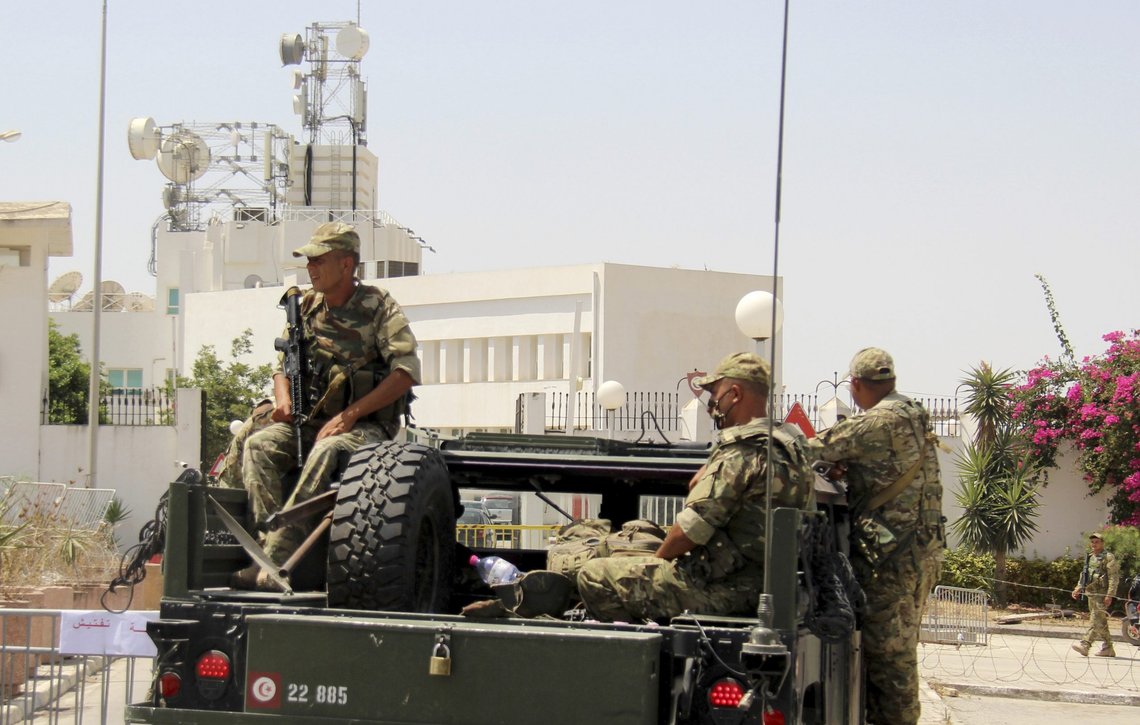Soldater foran inngangen til den statlige TV-stasjonen i Tunisias hovedstad Tunis mandag. President Kais Saied sendte soldater ut i gatene etter å ha samlet all politisk makt i egne hender. Foto: Hedi Azouz / AP / NTB Soldater foran inngangen til den statlige TV-stasjonen i Tunisias hovedstad Tunis mandag. President Kais Saied sendte soldater ut i gatene etter å ha samlet all politisk makt i egne hender. Foto: Hedi Azouz / AP / NTB