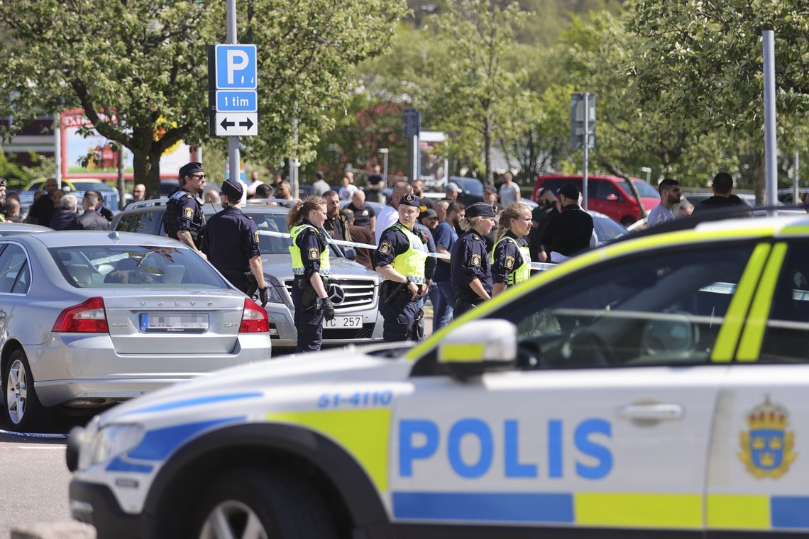 Mandagens dom på to til fire måneders fengsel for 11 klansmedlemmer i Gøteborg vil ikke gjøre slutt på klanskrigene. Her etter en skuddveksling som kostet en person livet, 30. mai i år. Foto: TT / NTB Mandagens dom på to til fire måneders fengsel for 11 klansmedlemmer i Gøteborg vil ikke gjøre slutt på klanskrigene. Her etter en skuddveksling som kostet en person livet, 30. mai i år. Foto: TT / NTB