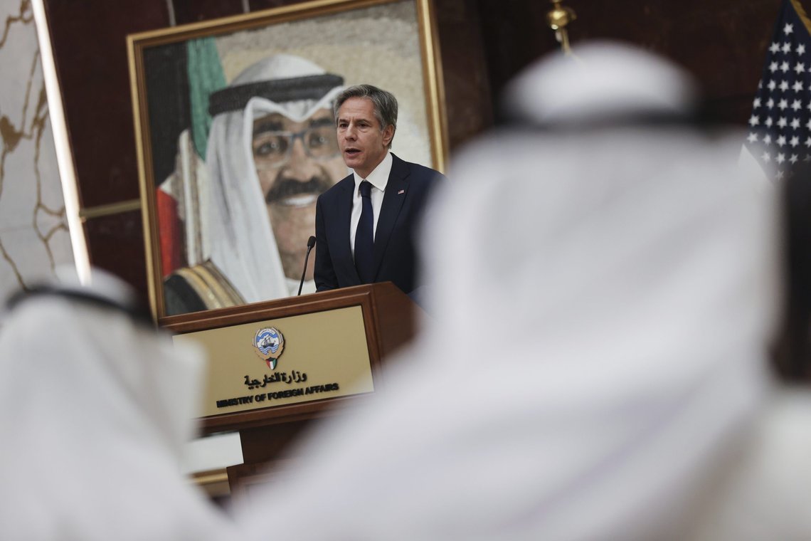 Utenriksminister Antony Blinken sier at atomsamtalene med Iran ikke kan pågå i det uendelige. Blinken var torsdag på besøk i Kuwait. Foto: Jonathan Ernst, AP / NTB. Utenriksminister Antony Blinken sier at atomsamtalene med Iran ikke kan pågå i det uendelige. Blinken var torsdag på besøk i Kuwait. Foto: Jonathan Ernst, AP / NTB.