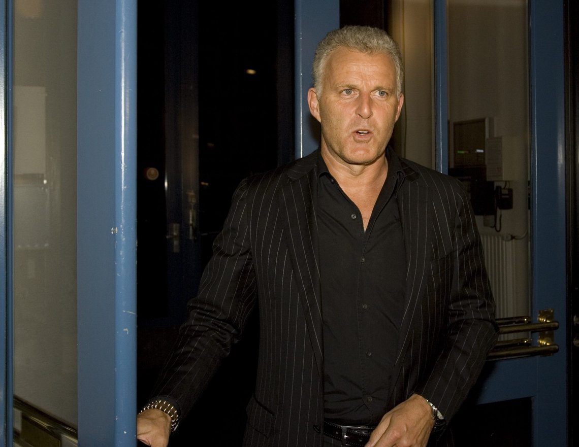 Den nederlandske krim- og gravejournalisten Peter R. de Vries ble skutt da han forlot et TV-studio i Amsterdam 6. juli. Foto: Peter Dejong, AP / NTB. Den nederlandske krim- og gravejournalisten Peter R. de Vries ble skutt da han forlot et TV-studio i Amsterdam 6. juli. Foto: Peter Dejong, AP / NTB.