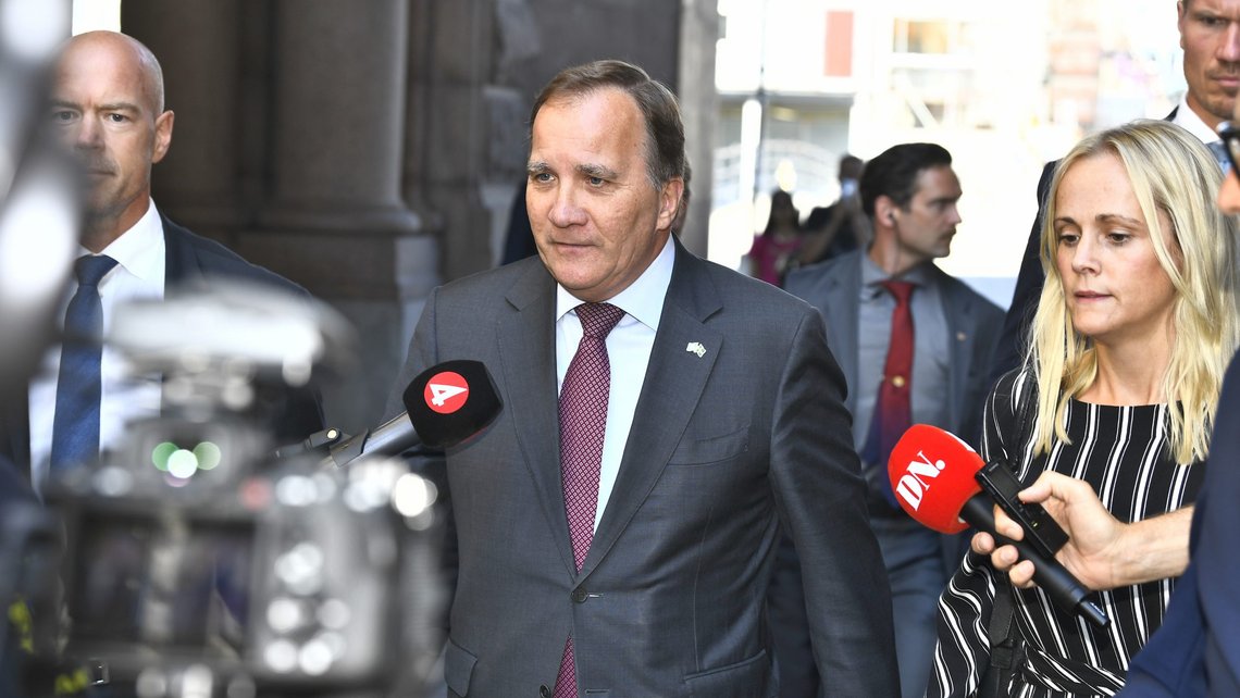Sveriges statsminister Stefan Löfven blir sittende til en ny regjering er på plass. Nå har han fått i oppdrag å danne en ny regjering, men det er fortsatt uklart om han vil kunne sikre seg nok støtte i Riksdagen. Foto: Claudio Bresciani / TT via AP / NTB Sveriges statsminister Stefan Löfven blir sittende til en ny regjering er på plass. Nå har han fått i oppdrag å danne en ny regjering, men det er fortsatt uklart om han vil kunne sikre seg nok støtte i Riksdagen. Foto: Claudio Bresciani / TT via AP / NTB