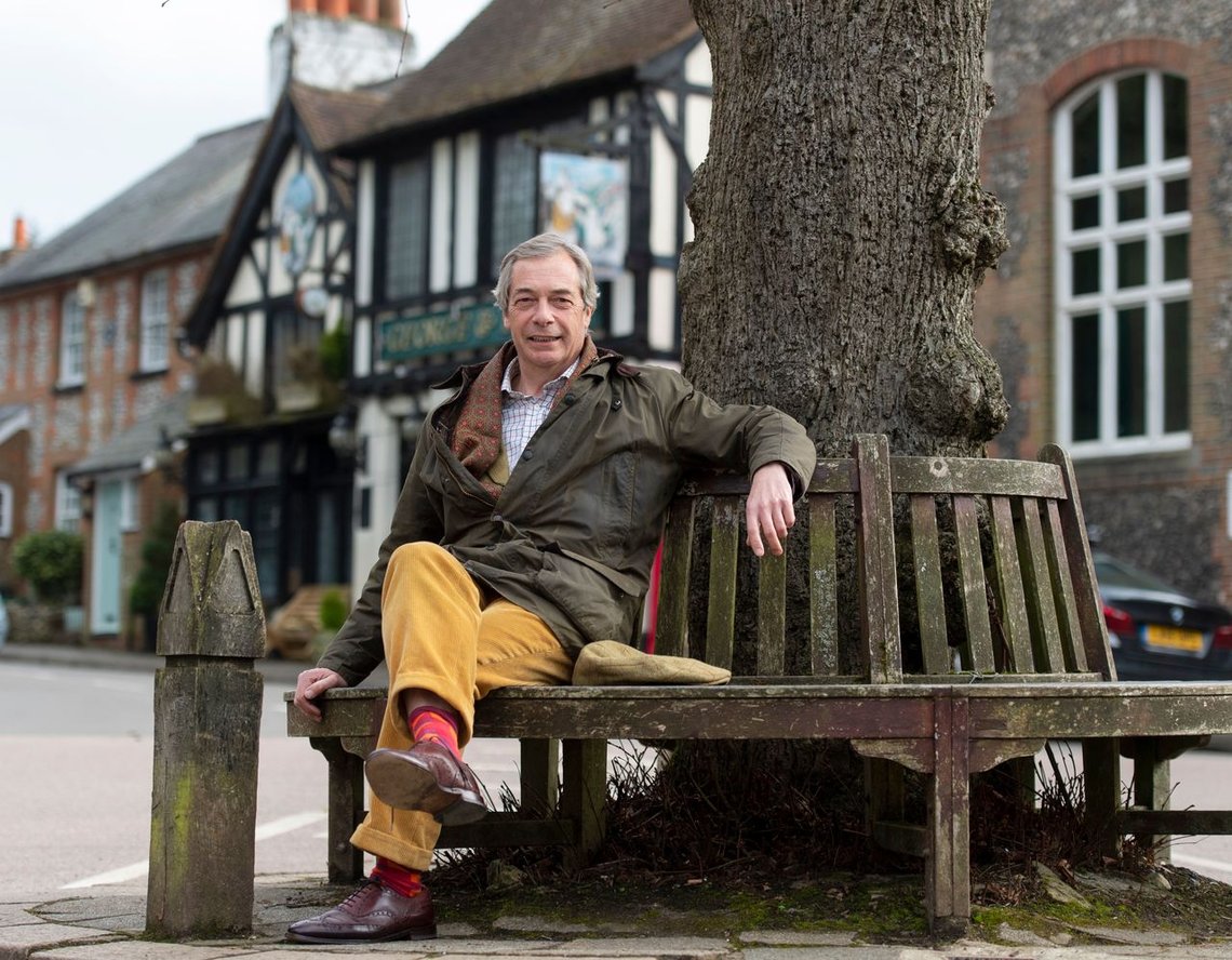 Nigel Farage slapper av i nærheten av sitt hjem i landsbyen Downe i Kent, mars 2021. Nå får han ny jobb i den nystartede TV-kanalen GB News. Foto: Geoff Pugh/ Shutterstock Nigel Farage slapper av i nærheten av sitt hjem i landsbyen Downe i Kent, mars 2021. Nå får han ny jobb i den nystartede TV-kanalen GB News. Foto: Geoff Pugh/ Shutterstock