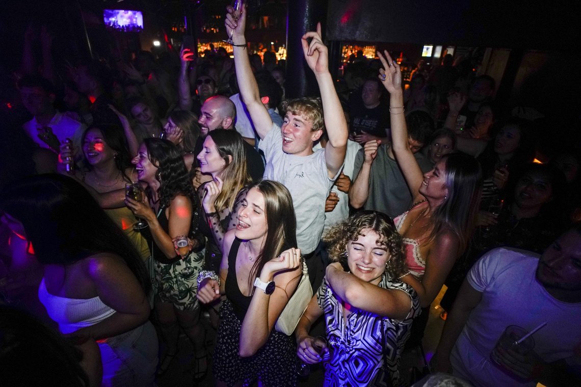 Unge engelskmenn festet hele natta lang da landets koronarestriksjoner ble opphevet 19. juli, slik ekspertene fryktet. Nå peker imidlertid koronasmittetallene riktig vei. Foto: Alberto Pezzali / AP / NTB Unge engelskmenn festet hele natta lang da landets koronarestriksjoner ble opphevet 19. juli, slik ekspertene fryktet. Nå peker imidlertid koronasmittetallene riktig vei. Foto: Alberto Pezzali / AP / NTB