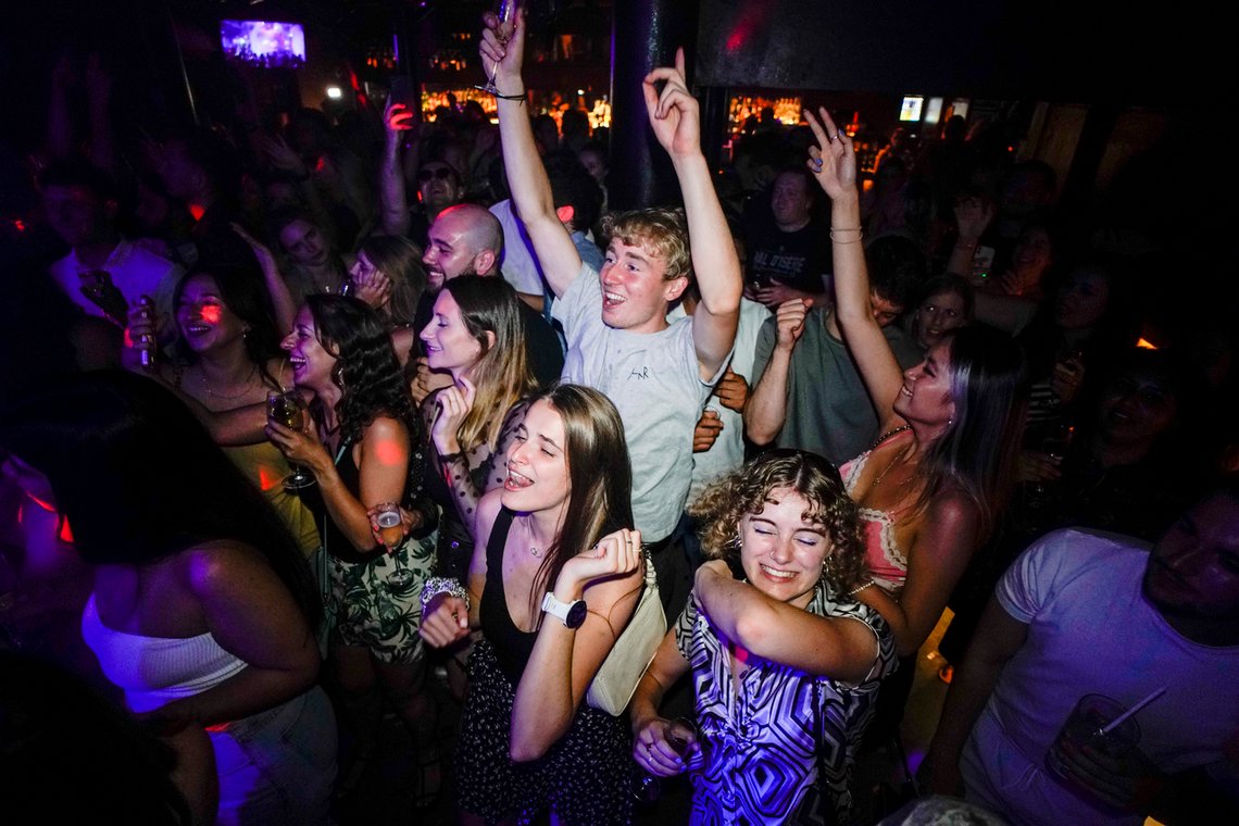 Folk danser og feirer gjenåpningen av det engelske samfunnet 19. juli. Foto: Alberto Pezzali / AP / NTB Folk danser og feirer gjenåpningen av det engelske samfunnet 19. juli. Foto: Alberto Pezzali / AP / NTB