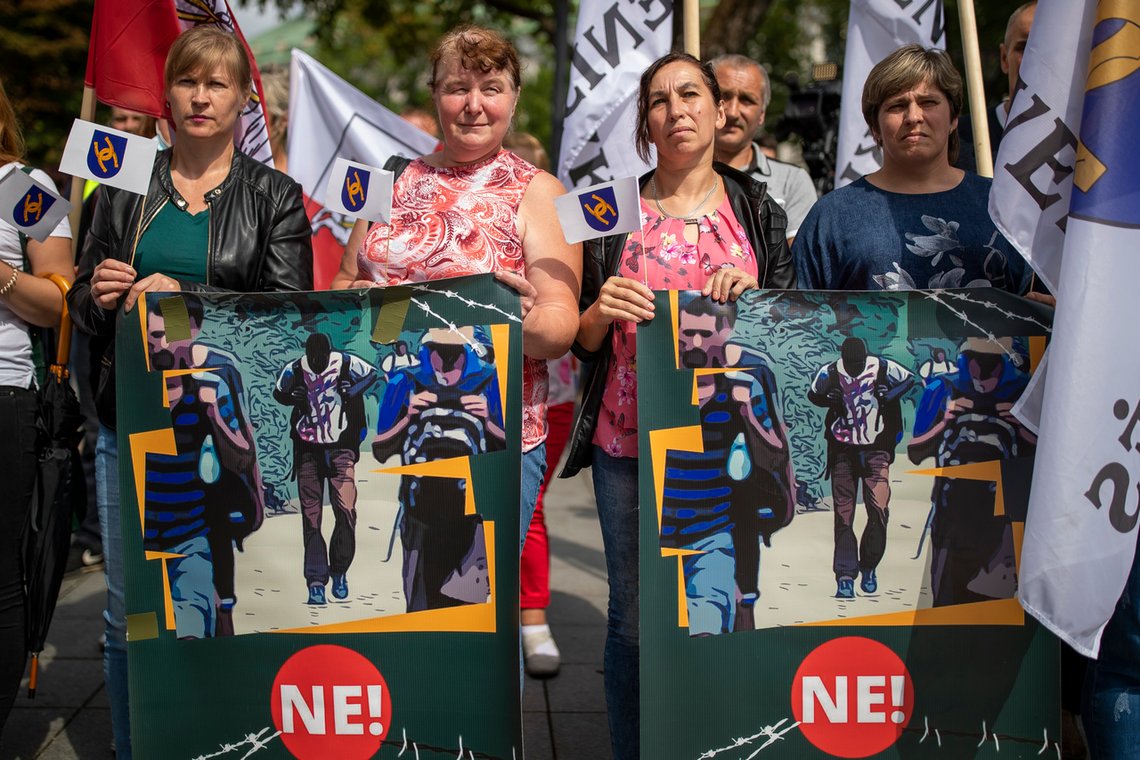 Proteser mot bygging av asylmottak for migranter som kommer inn i Litauen over grensen fra Hviterussland. Foto: AP / NTB Proteser mot bygging av asylmottak for migranter som kommer inn i Litauen over grensen fra Hviterussland. Foto: AP / NTB