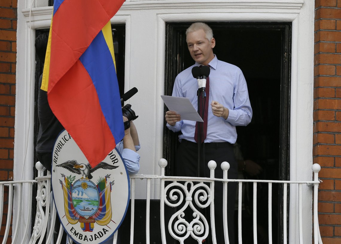På dette arkivbildet fra 2012 sees Julian Assange på balkongen til den ecuadorianske ambassaden i London. Arkivfoto: Kirsty Wigglesworth / AP / NTB På dette arkivbildet fra 2012 sees Julian Assange på balkongen til den ecuadorianske ambassaden i London. Arkivfoto: Kirsty Wigglesworth / AP / NTB