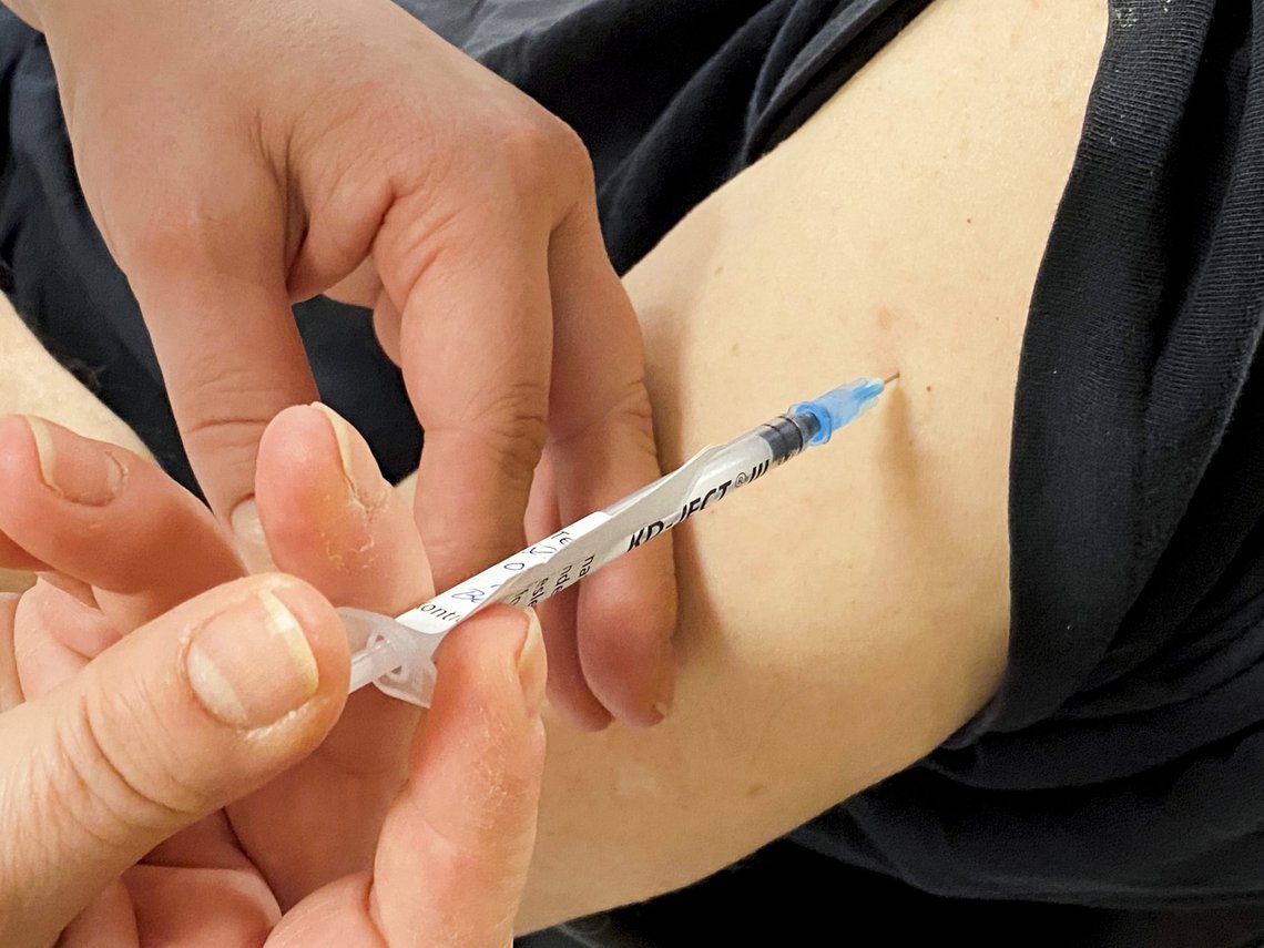 Sprøyter med Covid-19 vaksine fra Pfizer / Biontech. Vaksinasjon på et sykehjem i Oslo.
Foto: Tone Spieler / NTB Sprøyter med Covid-19 vaksine fra Pfizer / Biontech. Vaksinasjon på et sykehjem i Oslo.
Foto: Tone Spieler / NTB