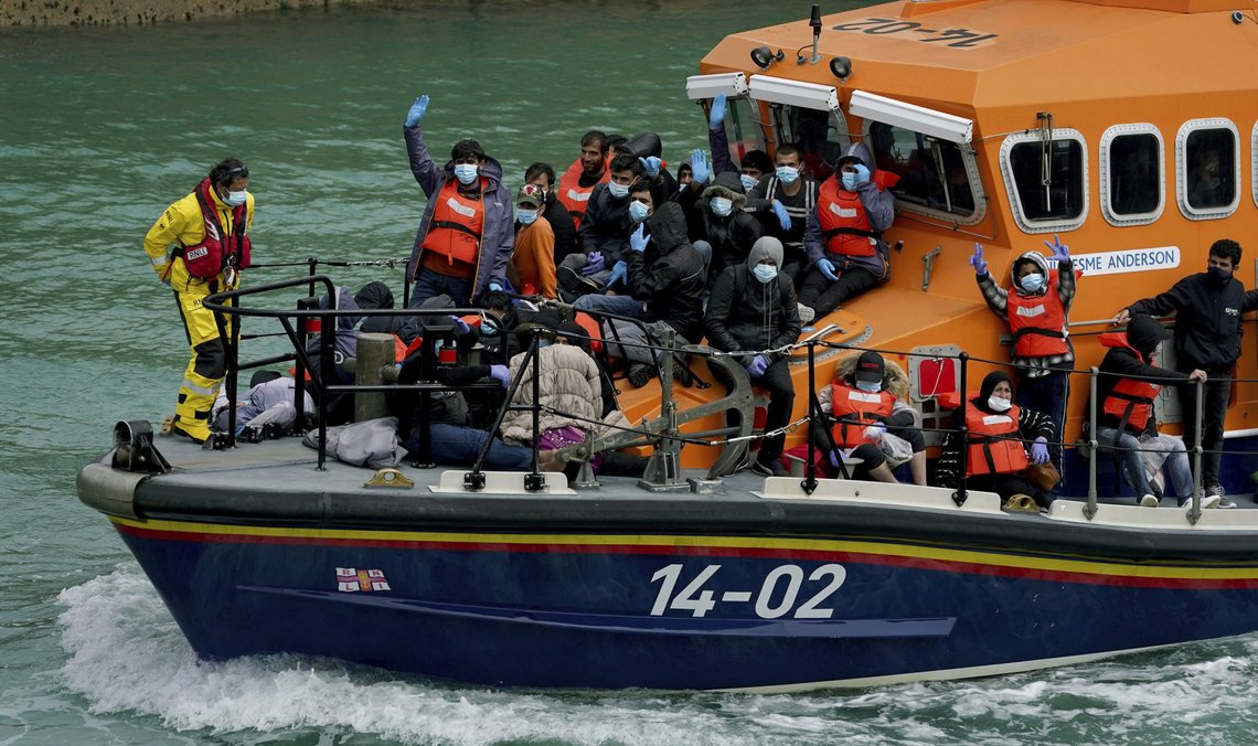 En gruppe migranter blir brakt til Dover ombord på en livbåt etter en båthendelse i Kanalen utenfor i Kent, England, søndag 4. juli. Foto: Gareth Fuller / AP / NTB En gruppe migranter blir brakt til Dover ombord på en livbåt etter en båthendelse i Kanalen utenfor i Kent, England, søndag 4. juli. Foto: Gareth Fuller / AP / NTB