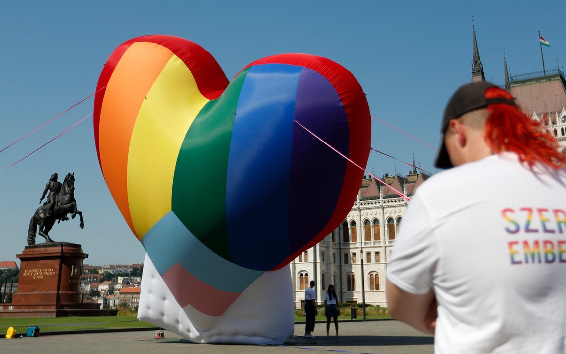 Aktivister i Budapest demonstrerte mot en nylig vedtatt lov som forbyr indoktrinering av personer under 18 år om temaer som homoseksualitet og kjønnskorrigering. Dette kan ikke woke-mafiaen i EU tåle. Foto: AP / NTB Aktivister i Budapest demonstrerte mot en nylig vedtatt lov som forbyr indoktrinering av personer under 18 år om temaer som homoseksualitet og kjønnskorrigering. Dette kan ikke woke-mafiaen i EU tåle. Foto: AP / NTB