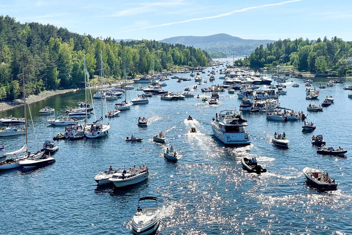 Middagsbukta i Asker i mai 2021. Venstre vil at alle fritidsbåter skal bli elektriske innen 2030, men Sintef-forsker mener det bare er en dråpe i havet med tanke på klimagassutslipp. Foto: Torstein Bøe / NTB Middagsbukta i Asker i mai 2021. Venstre vil at alle fritidsbåter skal bli elektriske innen 2030, men Sintef-forsker mener det bare er en dråpe i havet med tanke på klimagassutslipp. Foto: Torstein Bøe / NTB