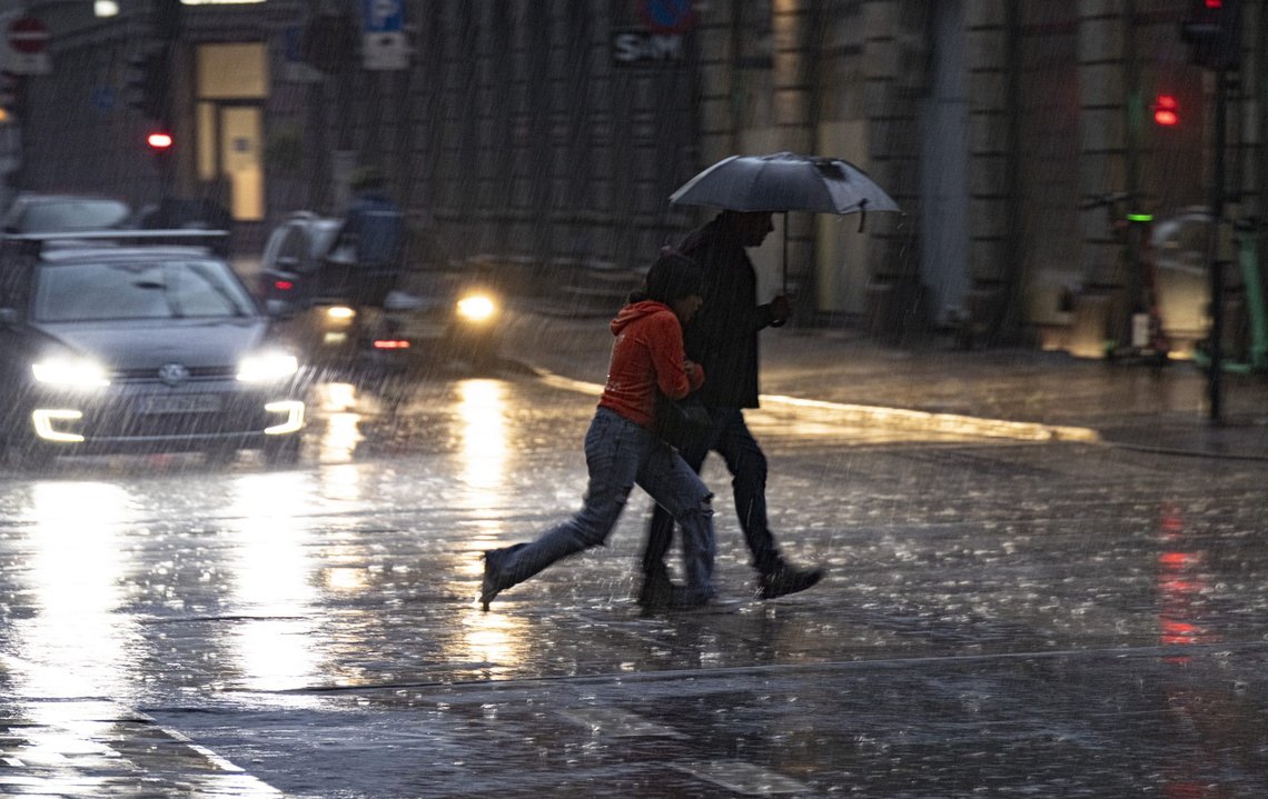 Tirsdag kveld kom det en del nedbør i Oslo sentrum. Folk rømte fra bygene, men mer vann i kraftmagasinene har ikke gitt betydelige utslag i strømprisene. Foto: Geir Olsen / NTB Tirsdag kveld kom det en del nedbør i Oslo sentrum. Folk rømte fra bygene, men mer vann i kraftmagasinene har ikke gitt betydelige utslag i strømprisene. Foto: Geir Olsen / NTB