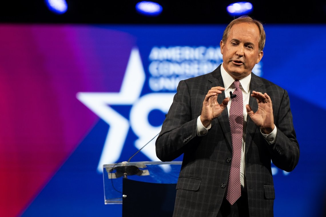 Ken Paxton er regjeringsadvokat for delstaten Texas. Han tilhører Republikanerne, og har en bakgrunn fra Tea Party-bevegelsen. Her under en tale Conservative Political Action Conference (CPAC) 11. juli i år. Foto: Brandon Bell /Getty Images /AFP/NTB Ken Paxton er regjeringsadvokat for delstaten Texas. Han tilhører Republikanerne, og har en bakgrunn fra Tea Party-bevegelsen. Her under en tale Conservative Political Action Conference (CPAC) 11. juli i år. Foto: Brandon Bell /Getty Images /AFP/NTB