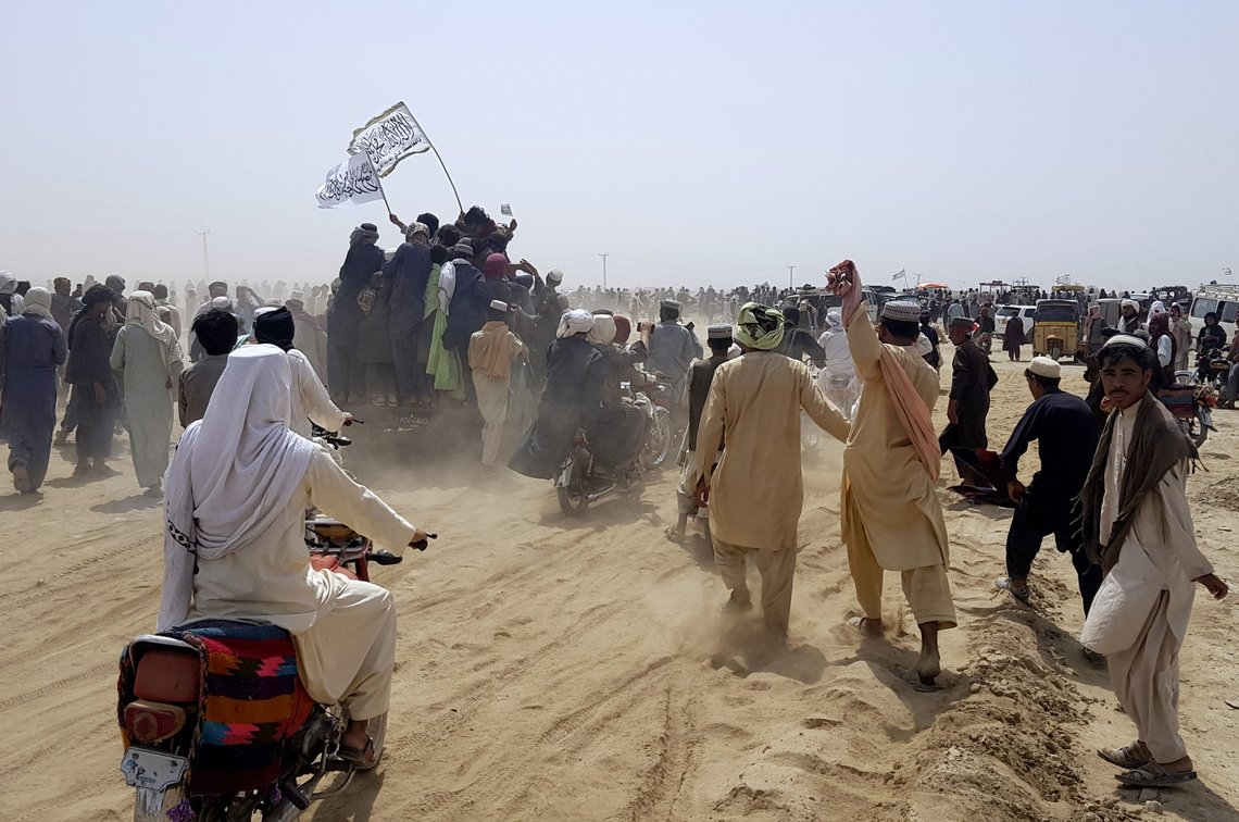 Taliban kan kanskje få et avklart forhold til Kina gjennom sin store beskytter Pakistan, en alliert av styret i Beijing. Bildet viser Taliban-tilhengere som erobrer kontrollen over en viktig grensepassering mellom Afghanistan og Pakistan. Foto: AP / NTB Taliban kan kanskje få et avklart forhold til Kina gjennom sin store beskytter Pakistan, en alliert av styret i Beijing. Bildet viser Taliban-tilhengere som erobrer kontrollen over en viktig grensepassering mellom Afghanistan og Pakistan. Foto: AP / NTB