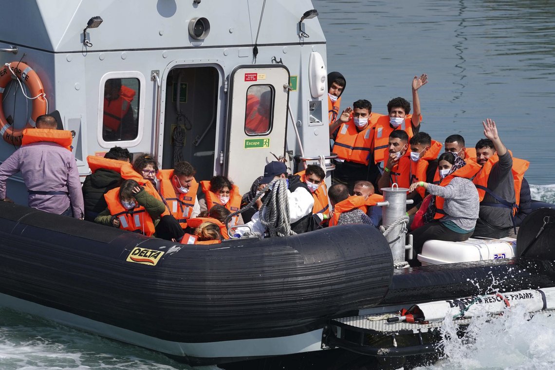 En gruppe antatte migranter på vei inn til Dover i England etter å ha blitt plukket opp av britiske grensevakter. Nå ber Frankrike EUs grensestyrke passe på kysten i nord også, i tillegg til innsatsen i Sør-Europa. Arkivfoto: Gareth Fuller / PA / AP / NTB En gruppe antatte migranter på vei inn til Dover i England etter å ha blitt plukket opp av britiske grensevakter. Nå ber Frankrike EUs grensestyrke passe på kysten i nord også, i tillegg til innsatsen i Sør-Europa. Arkivfoto: Gareth Fuller / PA / AP / NTB