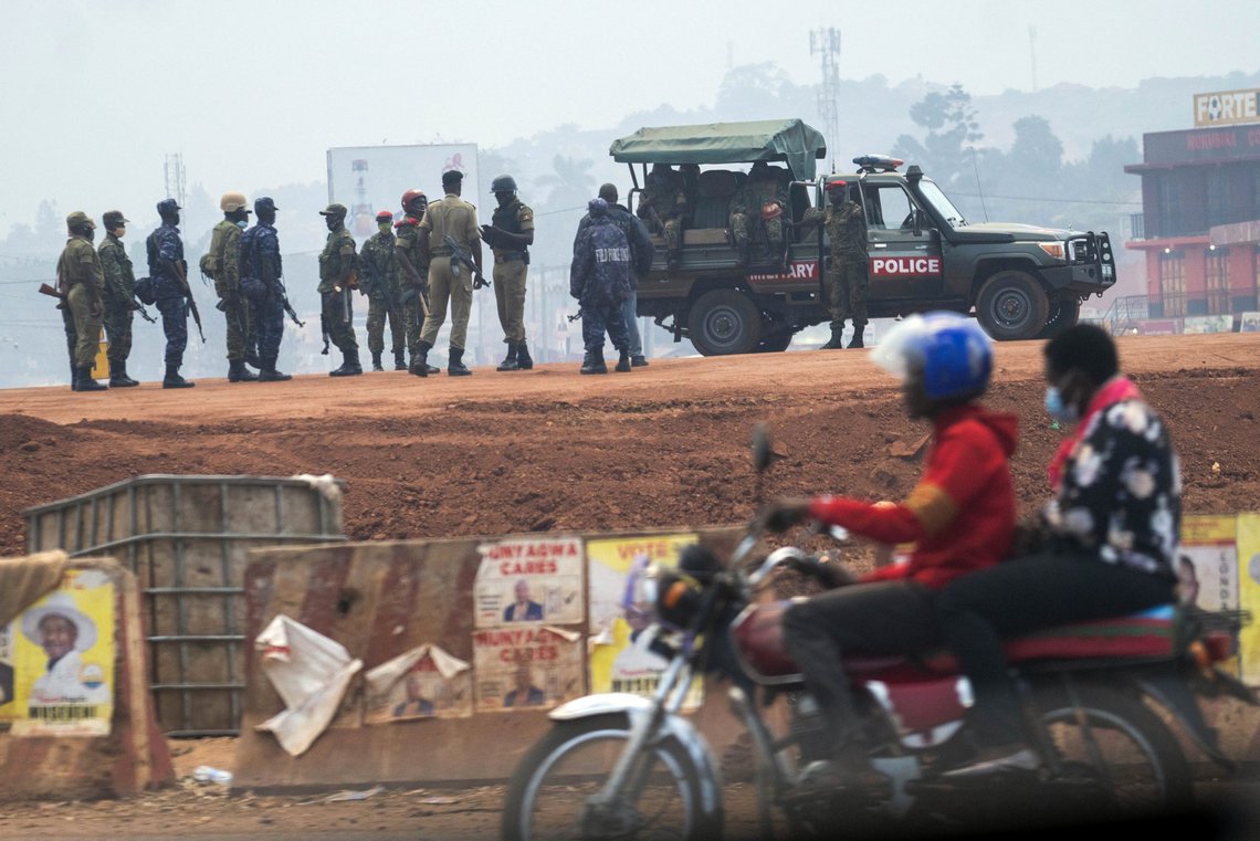 I januar 2021 ble Ugandas president Yuweri Museveni valgt til president for sjette gang. Sist uke fikk hver av landets 529 folkevalgte i nasjonalforsamlingen penger til ny bil, i dette landet der gjennomsnittslønnen for vanlige arbeidere ligger på under 300 kr/mnd. Foto: Jerome Delay / AP / NTB I januar 2021 ble Ugandas president Yuweri Museveni valgt til president for sjette gang. Sist uke fikk hver av landets 529 folkevalgte i nasjonalforsamlingen penger til ny bil, i dette landet der gjennomsnittslønnen for vanlige arbeidere ligger på under 300 kr/mnd. Foto: Jerome Delay / AP / NTB