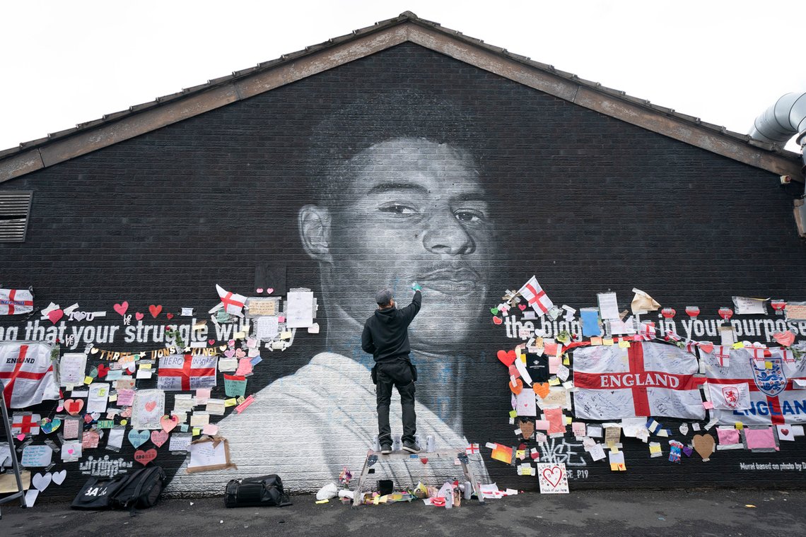 Gatekunstneren Akse P19 fikser opp et veggmaleri av Marcus Rashford i hjembyen Manchester. De engelske supporterne anklager for "en flom av rasisme" mot de svarte spillerne etter den tapte EM-finalen. Men det fremstår mer som moralsk panikk. Foto: AP /Jon Super/ NTB Gatekunstneren Akse P19 fikser opp et veggmaleri av Marcus Rashford i hjembyen Manchester. De engelske supporterne anklager for "en flom av rasisme" mot de svarte spillerne etter den tapte EM-finalen. Men det fremstår mer som moralsk panikk. Foto: AP /Jon Super/ NTB