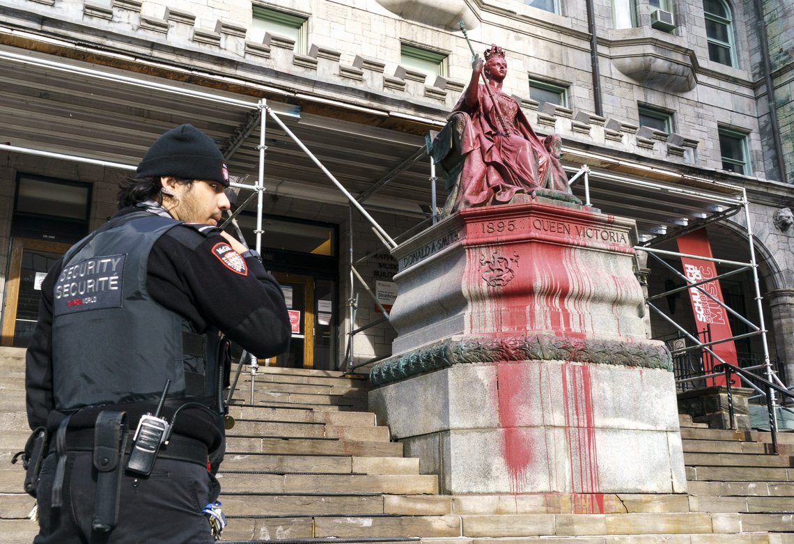 Arkivbilde fra 18. mars 2021: En statue av Dronning Victoria ved McGill University i Montreal, Canada er blitt tilgriset med rød maling. Foto: Paul Chiasson, The Canadian Press via AP-NTB. Arkivbilde fra 18. mars 2021: En statue av Dronning Victoria ved McGill University i Montreal, Canada er blitt tilgriset med rød maling. Foto: Paul Chiasson, The Canadian Press via AP-NTB.