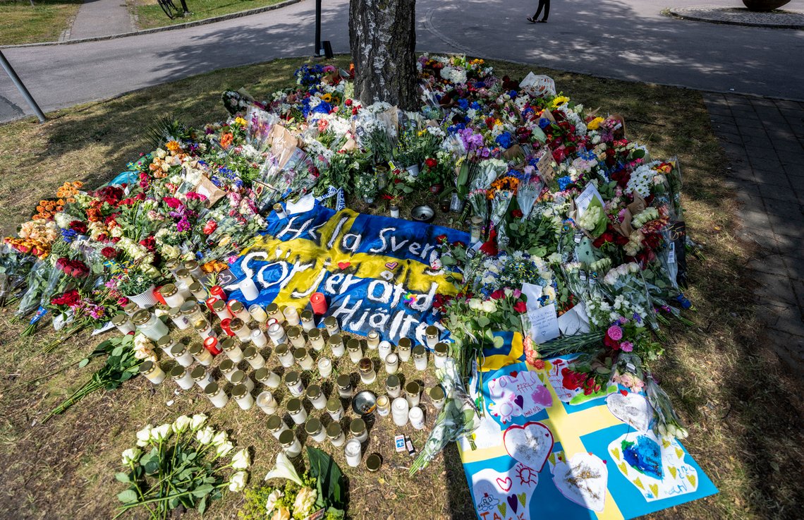 Mange la ned blomster i området hvor en politimann ble skutt. Politimannen rykket ut til drabantbyen Biskopsgården på Hisingen sammen med en kollega, der han ble skutt mens han sto og snakket med noen personer.
Foto: Björn Larsson Rosvall/TT NYHETSBYRÅN / NTB Mange la ned blomster i området hvor en politimann ble skutt. Politimannen rykket ut til drabantbyen Biskopsgården på Hisingen sammen med en kollega, der han ble skutt mens han sto og snakket med noen personer.
Foto: Björn Larsson Rosvall/TT NYHETSBYRÅN / NTB