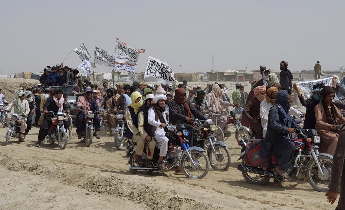 Taliban kontrollerer stadig større deler av Afghanistan. Her er tilhengere av Taliban i byen Chaman på grensen mellom Pakistan og Afghanistan. Foto: Tariq Achakzai, AP-NTB. Taliban kontrollerer stadig større deler av Afghanistan. Her er tilhengere av Taliban i byen Chaman på grensen mellom Pakistan og Afghanistan. Foto: Tariq Achakzai, AP-NTB.