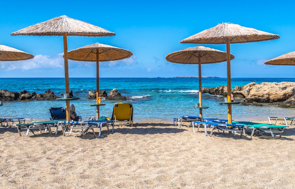 Tomme solsenger på Kreta som snart kan fylles av nordmenn. Kreta er blant flere europeiske ferieøyer som fra mandag av er grønne for nordmenn. Foto: Halvard Alvik / NTB Tomme solsenger på Kreta som snart kan fylles av nordmenn. Kreta er blant flere europeiske ferieøyer som fra mandag av er grønne for nordmenn. Foto: Halvard Alvik / NTB