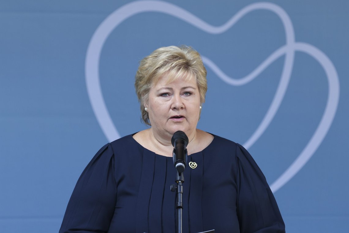 – I et demokrati skal vi leve side om side i et uenighetsfellesskap. Det kommer vi blant annet til å merke i ukene fram til stortingsvalget i september, sa statsminister Erna Solberg i minnemarkeringen i Regjeringskvartalet, ti år etter terrorangrepet 22. Juli 2011. Foto: Geir Olsen / NTB – I et demokrati skal vi leve side om side i et uenighetsfellesskap. Det kommer vi blant annet til å merke i ukene fram til stortingsvalget i september, sa statsminister Erna Solberg i minnemarkeringen i Regjeringskvartalet, ti år etter terrorangrepet 22. Juli 2011. Foto: Geir Olsen / NTB