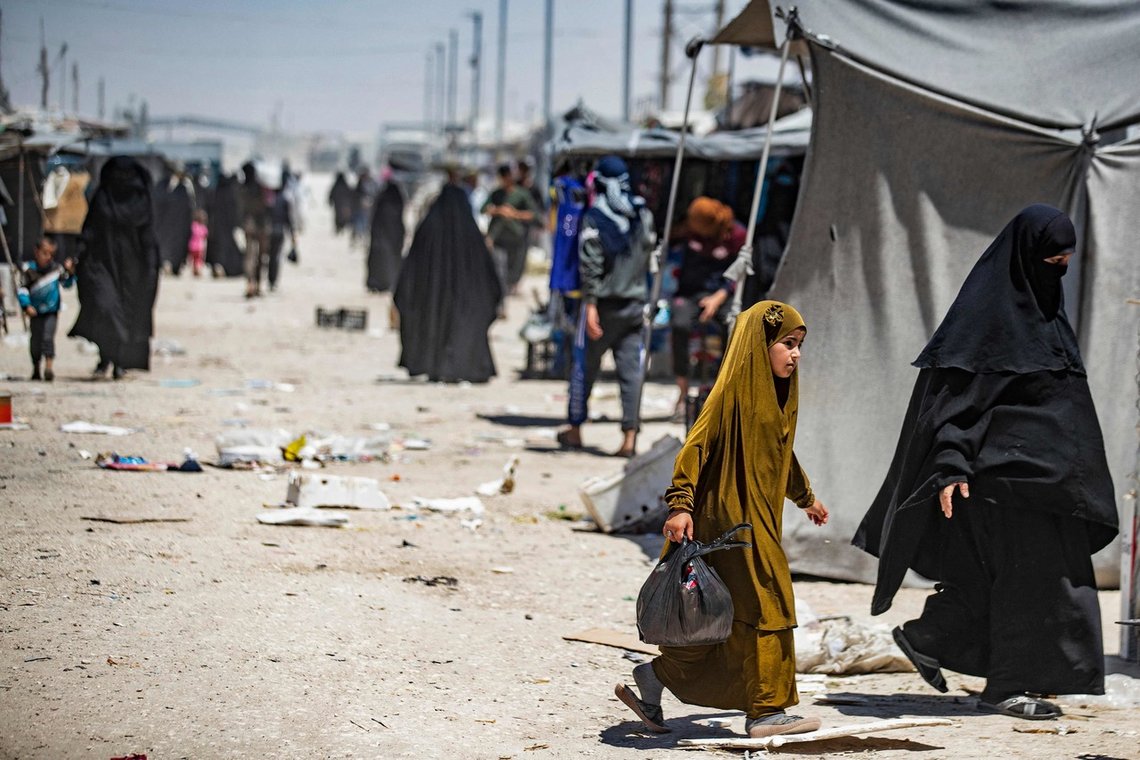 Finske myndigheter har hentet en IS-kvinne og hennes to barn i al-Hol-leiren i Syria. Målet er å hente hjem alle som reiste ned til Syria for å melde seg til tjeneste for terrororganisasjonen. Illustrasjonsfoto: Delil SOULEIMAN / AFP /NTB Finske myndigheter har hentet en IS-kvinne og hennes to barn i al-Hol-leiren i Syria. Målet er å hente hjem alle som reiste ned til Syria for å melde seg til tjeneste for terrororganisasjonen. Illustrasjonsfoto: Delil SOULEIMAN / AFP /NTB