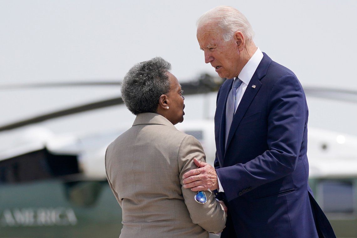 President Joe Biden (D) ble tatt imot av Chicago's borgermester Lori Lightfoot (D) på O'Hare International Airport, onsdag 7. juli, kort tid etter en voldelig feiring av nasjonaldagen 4. juli. Foto: AP /Evan Vucci /NTB President Joe Biden (D) ble tatt imot av Chicago's borgermester Lori Lightfoot (D) på O'Hare International Airport, onsdag 7. juli, kort tid etter en voldelig feiring av nasjonaldagen 4. juli. Foto: AP /Evan Vucci /NTB