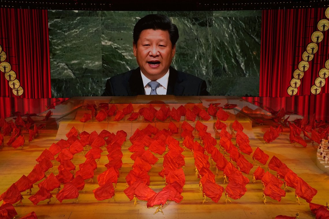 Portrettet av Kinas president Xi Jinping vises på en skjerm mens utøvere danser på et gallaforestilling for 100-årsjubileet for grunnleggelsen av det kinesiske kommunistpartiet i Beijing mandag 28. juni 2021. President Xi Jinping har etablert seg som Kinas mektigste leder siden Mao Zedong, og har ingen begrensinger for hvor lenge han kan bli sittende ved makte. Xi Jinping er Kinas nye «frelser». Foto: Ng Han Guan / AP / NTB Portrettet av Kinas president Xi Jinping vises på en skjerm mens utøvere danser på et gallaforestilling for 100-årsjubileet for grunnleggelsen av det kinesiske kommunistpartiet i Beijing mandag 28. juni 2021. President Xi Jinping har etablert seg som Kinas mektigste leder siden Mao Zedong, og har ingen begrensinger for hvor lenge han kan bli sittende ved makte. Xi Jinping er Kinas nye «frelser». Foto: Ng Han Guan / AP / NTB