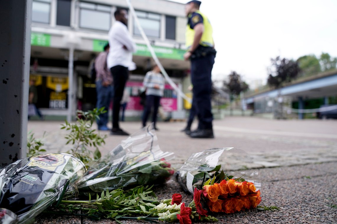Politifolk på plass i Biskopsgården på Hisingen i Göteborg, der en politimann i begynnelsen av 30-årene ble skutt onsdag kveld. Han ble senere erklært død på sykehuset. Foto: Björn Larsson Rosvall/TT / NTB Politifolk på plass i Biskopsgården på Hisingen i Göteborg, der en politimann i begynnelsen av 30-årene ble skutt onsdag kveld. Han ble senere erklært død på sykehuset. Foto: Björn Larsson Rosvall/TT / NTB