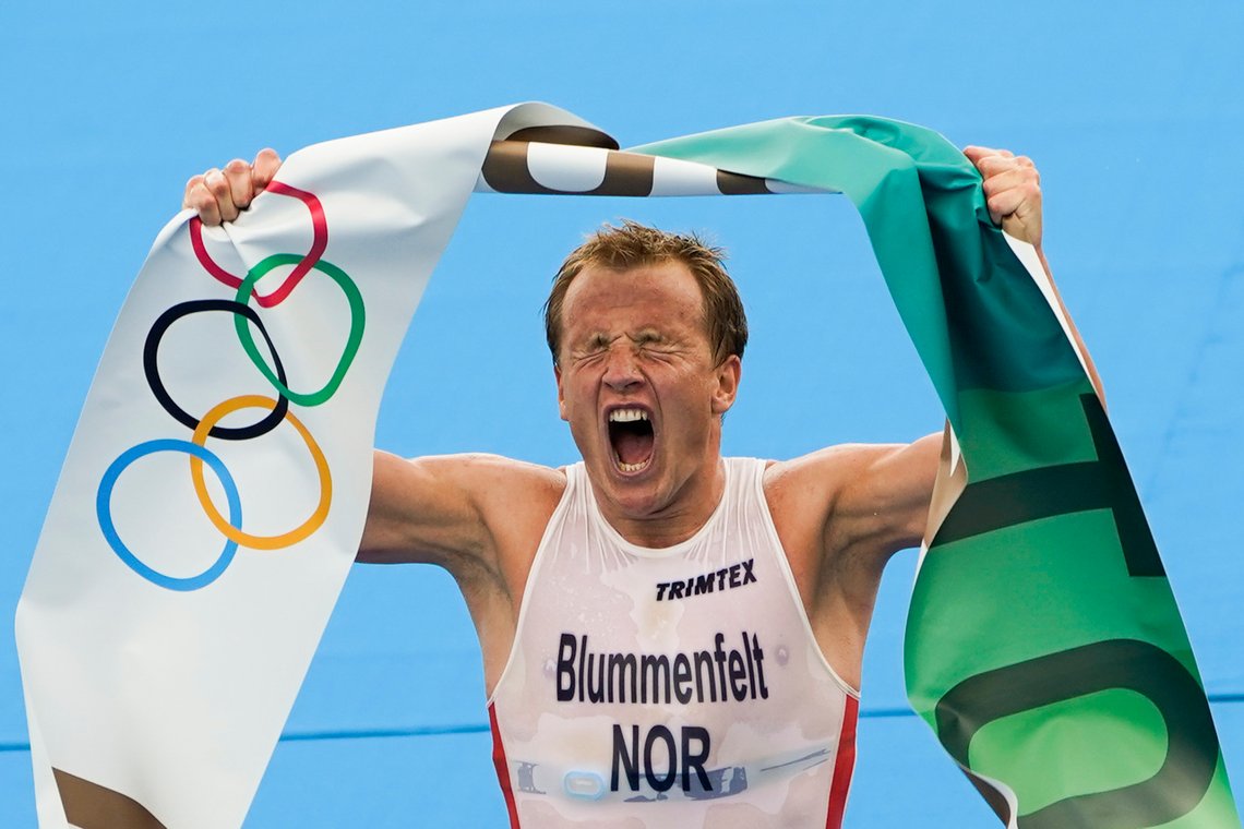 Kristian Blummenfelt jubler for seier og OL-gull i triatlon for menn i Odaiba Marine Park i Tokyo mandag. Foto: Lise Åserud / NTB Kristian Blummenfelt jubler for seier og OL-gull i triatlon for menn i Odaiba Marine Park i Tokyo mandag. Foto: Lise Åserud / NTB