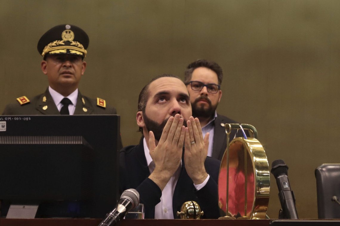 Nayib Bukele ber i februar 2020 i nasjonalforsamlingen etter å ha sendt inn soldater. Foto: Salvador Melendez / AP / NTB Nayib Bukele ber i februar 2020 i nasjonalforsamlingen etter å ha sendt inn soldater. Foto: Salvador Melendez / AP / NTB