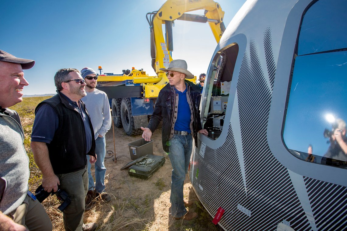 Jeff Bezos inspiserer kapselen som skal ta dem til verdensrommet. Foto: Blue Origin via AP / NTB Jeff Bezos inspiserer kapselen som skal ta dem til verdensrommet. Foto: Blue Origin via AP / NTB