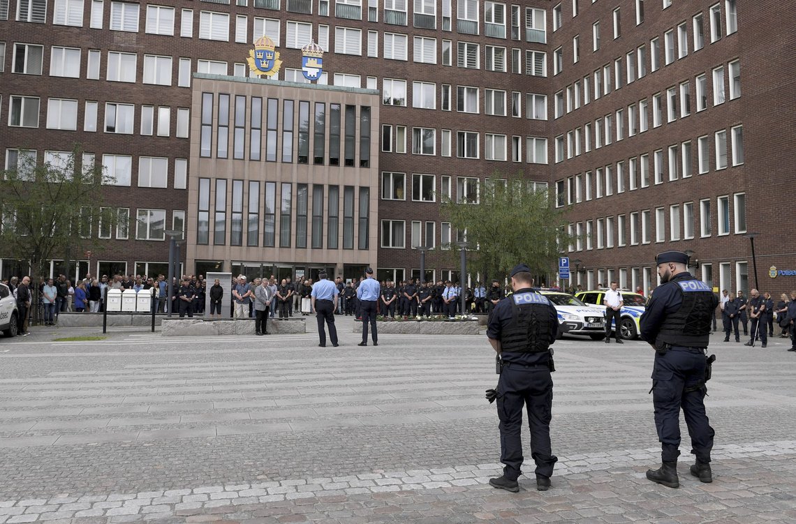 Svensk politi holdt ett minutts stillhet utenfor politihuset i Göteborg for å minnes politimannen som ble skutt til døde i Biskopsgården. Foto: Tommy Holl, TT/NTB. Svensk politi holdt ett minutts stillhet utenfor politihuset i Göteborg for å minnes politimannen som ble skutt til døde i Biskopsgården. Foto: Tommy Holl, TT/NTB.