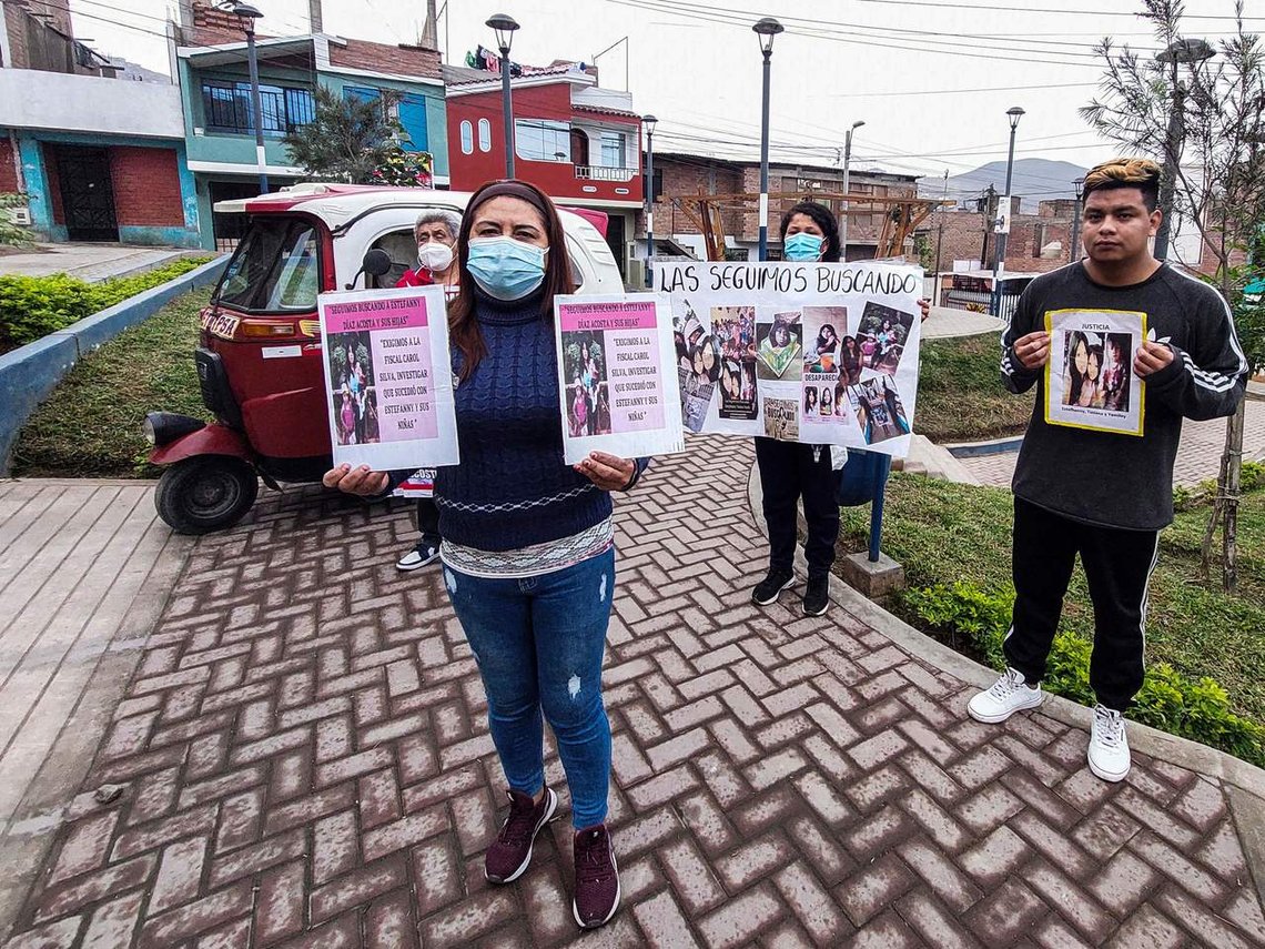Peru er et fattig land i krise som følge av Covid-19. Krisen forsterkes av en økende trend av at kvinner forsvinner fra sine hjem. Her etterlyser slektninger en savnet slektning. Foto: Carlos MANDUJANO / AFP/ NTB Peru er et fattig land i krise som følge av Covid-19. Krisen forsterkes av en økende trend av at kvinner forsvinner fra sine hjem. Her etterlyser slektninger en savnet slektning. Foto: Carlos MANDUJANO / AFP/ NTB