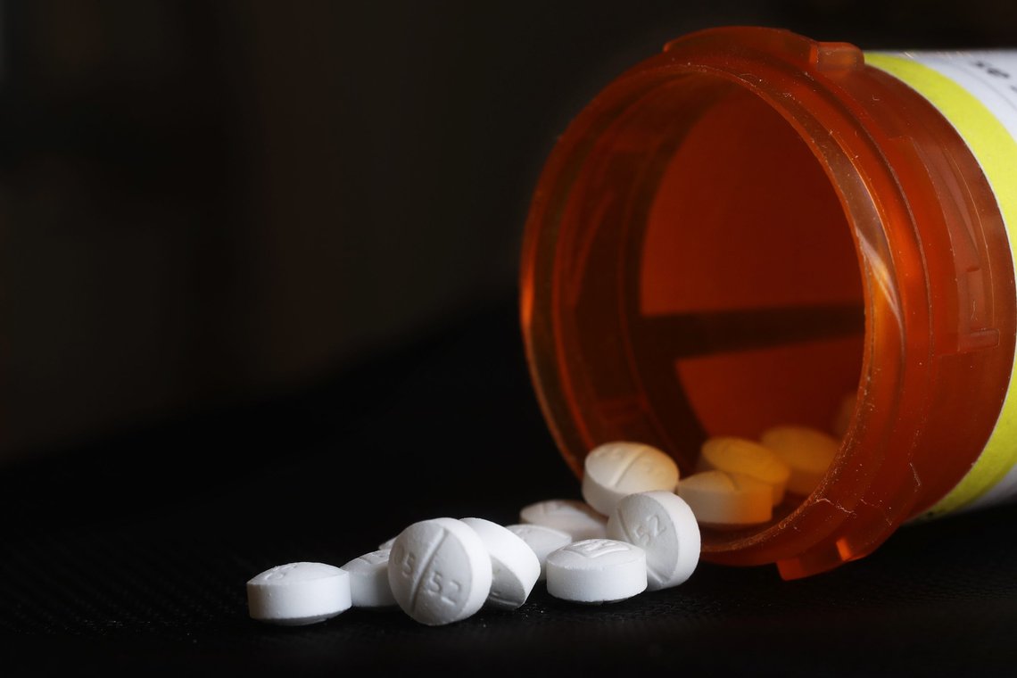 Opioider er smertestillende midler som er sterkt vanedannende. Tre legemiddelselskaper må nå betale 1,18 milliarder dollar for å ha bidratt til opioidkrisen i USA, som har ført til flere overdosedødsfall enn trafikkulykker i landet. Arkivfoto: Mark Lennihan / AP / NTB Opioider er smertestillende midler som er sterkt vanedannende. Tre legemiddelselskaper må nå betale 1,18 milliarder dollar for å ha bidratt til opioidkrisen i USA, som har ført til flere overdosedødsfall enn trafikkulykker i landet. Arkivfoto: Mark Lennihan / AP / NTB