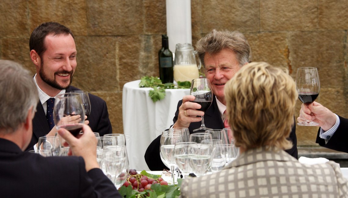 Cuesta Barriga, Chile 20080124: Skipsreder Dan Odfjell sr. tok imot kronprins Haakon på Odfjell Vingård. En smilende kronprins skåler med rødvinglass. Kronprinsen med skjegg.
Foto: Lise Åserud / NTB Cuesta Barriga, Chile 20080124: Skipsreder Dan Odfjell sr. tok imot kronprins Haakon på Odfjell Vingård. En smilende kronprins skåler med rødvinglass. Kronprinsen med skjegg.
Foto: Lise Åserud / NTB