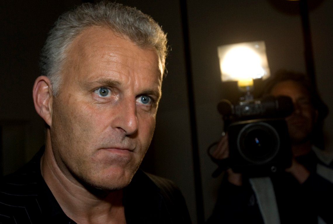 Den kjente nederlandske krim- og gravejournalisten Peter R. de Vries ble skutt og alvorlig såret på åpen gate i sentrum av Amsterdam tirsdag kveld. Tre personer er pågrepet. Foto: AP / NTB Den kjente nederlandske krim- og gravejournalisten Peter R. de Vries ble skutt og alvorlig såret på åpen gate i sentrum av Amsterdam tirsdag kveld. Tre personer er pågrepet. Foto: AP / NTB